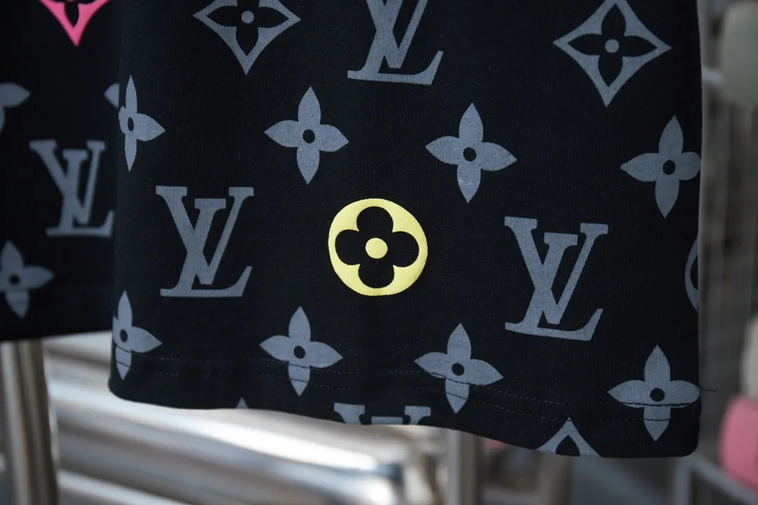 🅿️190 Louis LV 25ss new early spring short-sleeved short sleeves with full-bottom printed foam letters. Light luxury. A must-have item for men and women for daily commuting. Correct version. Welcome to compare. Detailed features · 320g 100% cotton double yarn jersey fabric · Digital direct-injection cloth dyeing and printing logo pattern · Color gradient LV letters three-dimensional foam · Double-needle stitching and cross-stitching technology · Original main mark, washable tag, brand moisture-proof paper packaging Color: black/white Size: S/M/L/XL